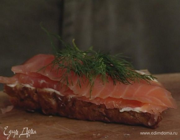 Сэндвич с семгой: на хлеб, смазанный заправкой с белым перцем, положить ломтики семги, несколько веточек укропа, накрыть вторым куском хлеба.