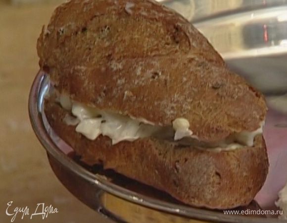 Сэндвич с креветками: отварить креветки, мелко нарезать, перемешать со сметаной, добавить щепотку черного перца, немного измельченного укропа. Кусок хлеба смазать сливочным маслом, уложить начинку, накрыть вторым куском хлеба. 