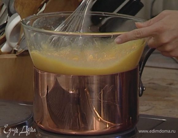 Яйца и оставшиеся желтки взбить венчиком вместе с лимонным соком, цедрой и сахаром. Поставить на водяную баню, постоянно помешивая желтково-лимонную массу, пока сахар не растворится.
