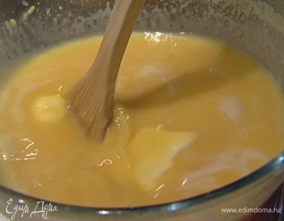 Добавить 300 г предварительно размягченного сливочного масла и прогревать, пока не получится гладкий, однородный крем.