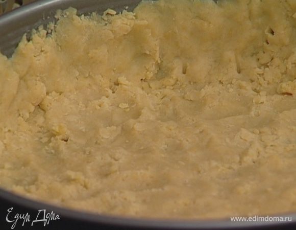 Большую разъемную форму смазать маслом, на крупной терке натереть охлажденное тесто прямо в форму, распределить его по дну и краям равномерным слоем толщиной около 5 мм. Выпекать 15 минут в разогретой духовке.