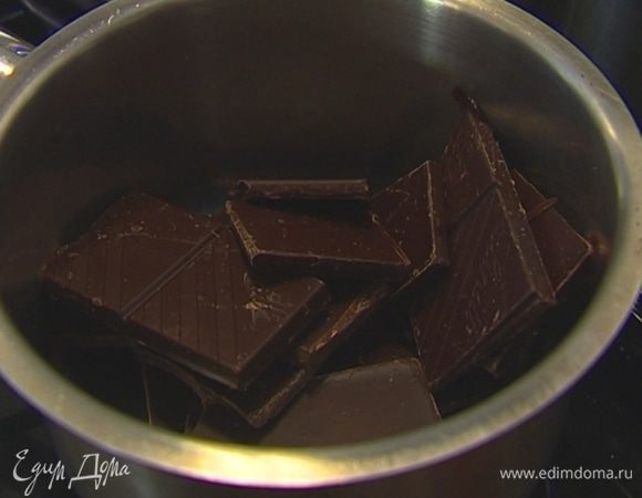 Шоколад разломать на кусочки и растопить на водяной бане. 