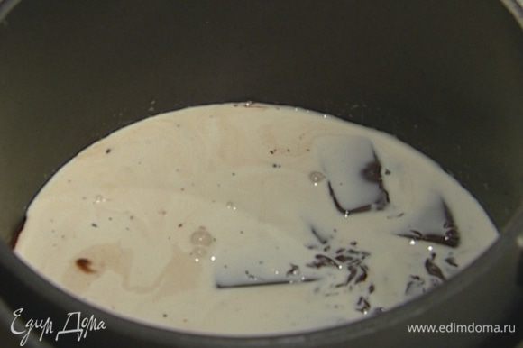 Стручок ванили разрезать вдоль, ножом вынуть из него семена, добавить их в сливки, затем влить сливки в растопленный шоколад.
