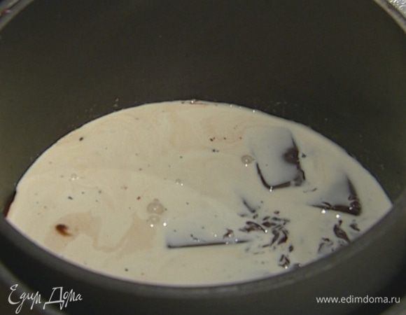 Стручок ванили разрезать вдоль, ножом вынуть из него семена, добавить их в сливки, затем влить сливки в растопленный шоколад. 