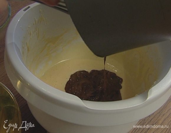 Желтки слегка взбить с сахаром, ввести в шоколадно-сливочную массу и перемешать хорошенько. 