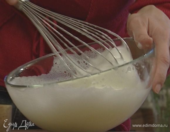 Белки со щепоткой соли взбить в крепкую пену. 