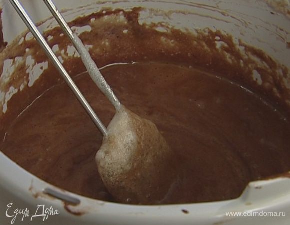 Соединить белки с шоколадной массой и осторожно перемешать. 