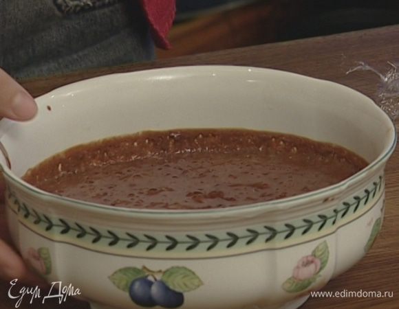 Переложить получившуюся массу в глубокую посуду, в которой вы будете ее подавать, и поставить в холодильник на 4−5 часов. 