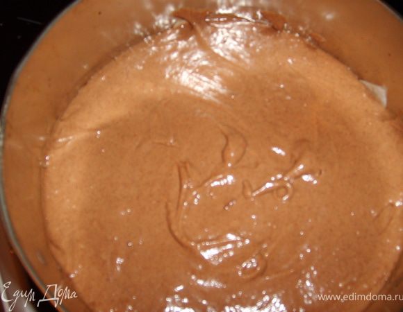 Вылить тесто в подготовленную форму и разровнять поверхность (у меня была форма на 26 см). Поставить форму в разогретую до 170 С духовку и выпекать в течение 45-50 минут. Затем вынуть форму и дать брауни остыть в ней (не вынимать!) 10-15 минут.