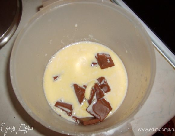 Положить нарезанный шоколад в чашку, где будете взбивать, отдельно в кастрюльке растопить сливочное масло и сливки, вылить эту массу на нарезанный шоколад и дать постоять 30 секунд, после перемешать до образования гладкой однородной массы. 