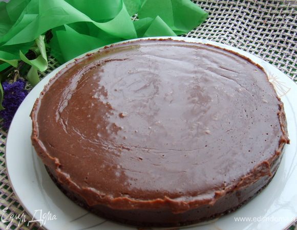 А потом можно нарезать брауни на традиционные квадратики, но я не стала  разрезать его таким образом, а разрезала торжественно -треугольниками. 