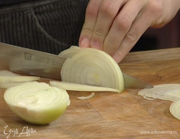 Лук почистить, одну луковицу крупно нарезать.