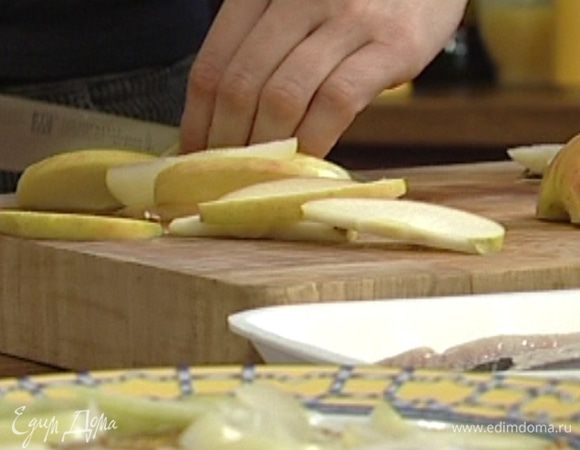 Яблоко и оставшуюся луковицу нарезать дольками.