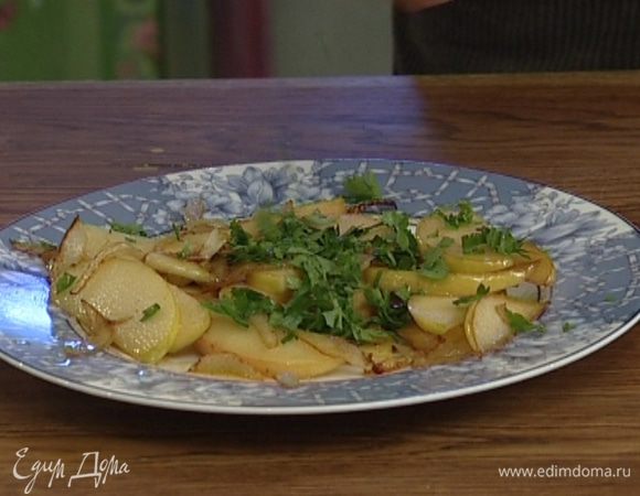 Петрушку мелко нарезать, соединить с яблоками и луком, перемешать. 