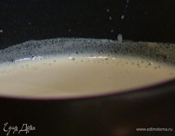 Влить в кастрюлю 500 мл молока, добавить корицу, поставить на огонь и довести до кипения.