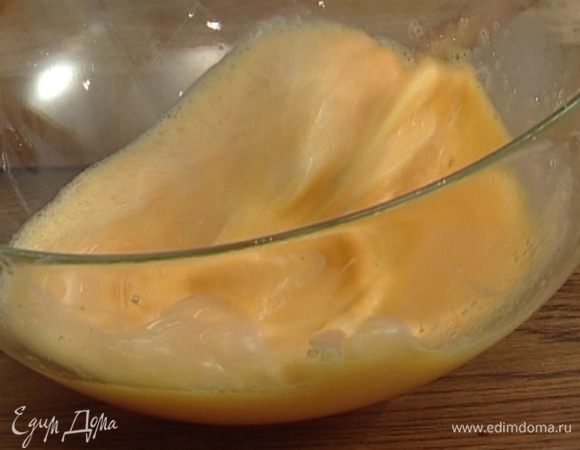 Яйца взбить венчиком. 