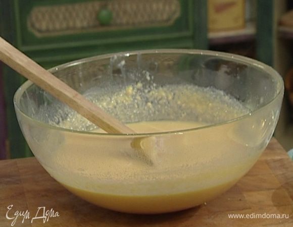 В оставшееся молоко всыпать кукурузную муку, перемешать, затем всыпать сахарную пудру и еще раз тщательно перемешать.