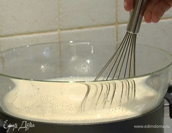 Соединить получившуюся массу со взбитыми яйцами, влить теплое молоко. Поставить на водяную баню и, непрерывно помешивая, дождаться, пока масса загустеет.
