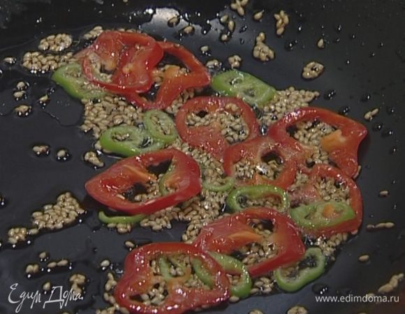 Перец чили нарезать тонкими кружками и слегка обжарить вместе с кунжутным семенем.