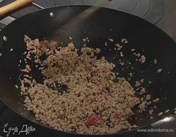 Добавить сок лайма, соевый соус и мед.