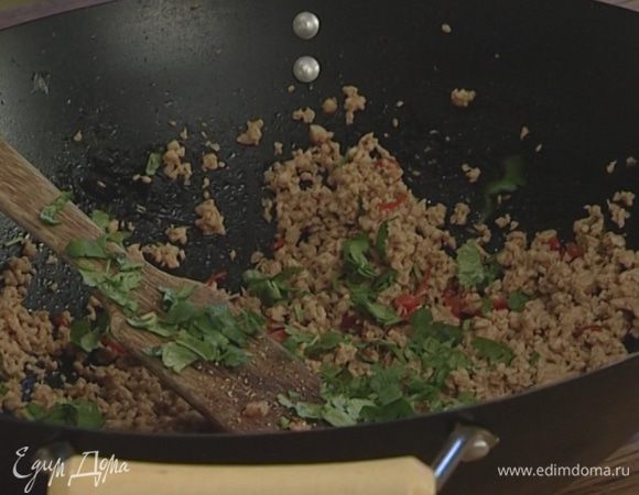 Листья кинзы и мяты мелко порубить и перемешать с фаршем.