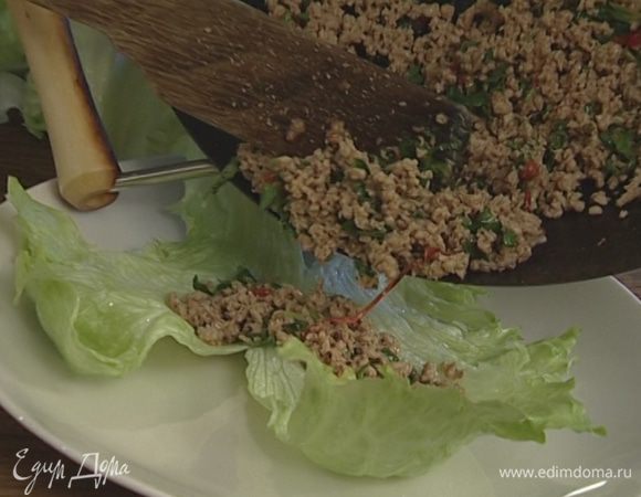 Листья салата отделить от кочана и разложить в них фарш.