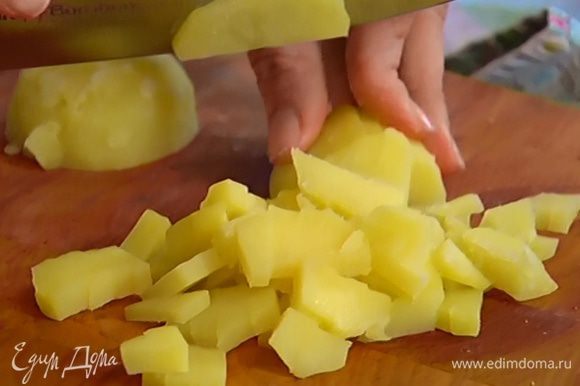 Картофель почистить и порезать кусочками.