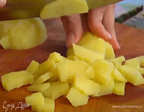 Картофель почистить и порезать кусочками.