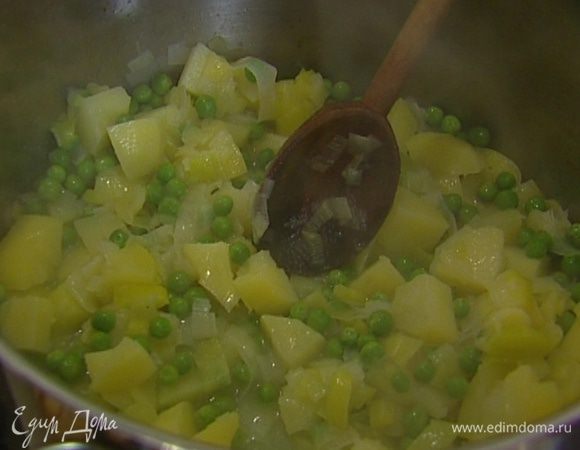 Влить оставшийся бульон и 700 мл воды, добавить порезанный картофель, зеленый горошек и довести до кипения. Убавить огонь и томить под крышкой 15 минут, пока овощи не станут мягкими, затем остудить.