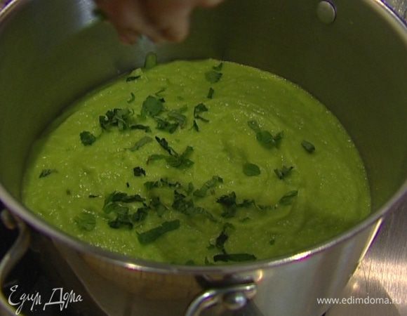 Готовый суп слегка подогреть, добавить мяту и сразу подавать.