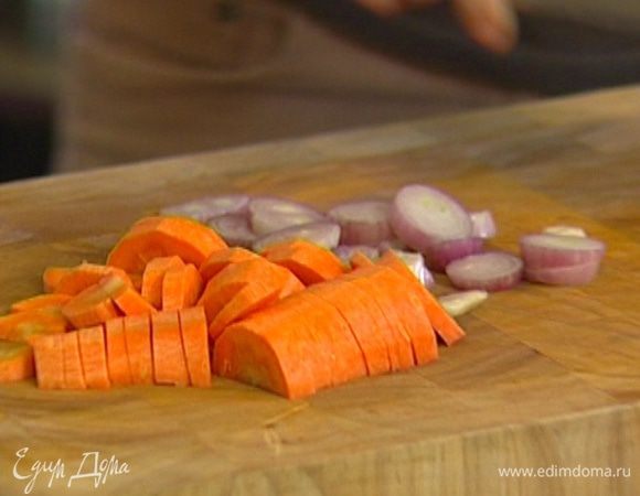 Лук, чеснок и морковь почистить и крупно нарезать.