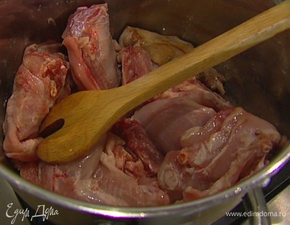 Тушку кролика порезать на кусочки, выложить в кастрюлю к овощам и обжарить до золотистого цвета, затем влить вино, выпарить его, убавить огонь и влить горячий бульон так, чтобы он покрывал кролика, накрыть крышкой и тушить на небольшом огне до готовности, примерно полтора часа.