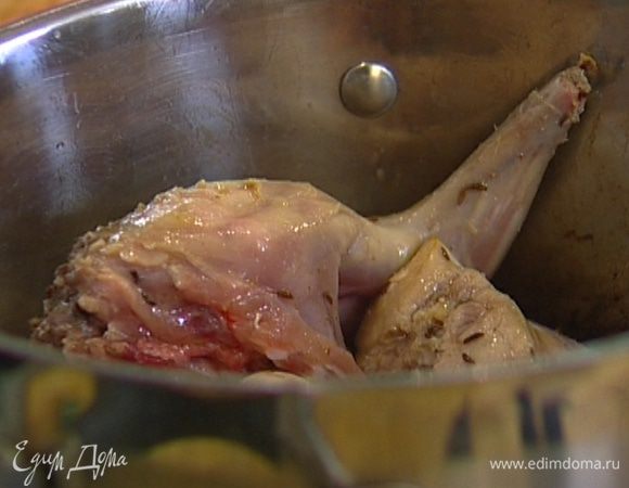 Добавить душистый перец и тмин, перемешать.