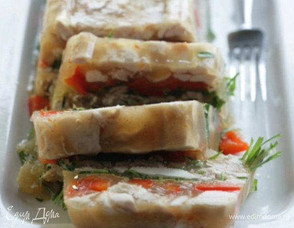 Форму для паштета выстелить пищевой пленкой, слоями выложить мясо кролика и сладкий перец, затянуть сверху пленкой и отправить в холодильник минимум на 4–6 часов.