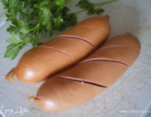 Сделать надрезы в сардельках.