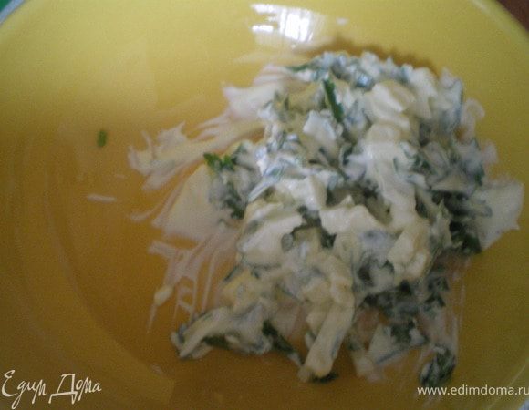 Натереть сыр на тёрке, добавить рубленную зелень и чеснок. Заправить майонезом.