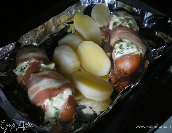 Противень смазать немного растительным маслом или застелить фольгой. Выложить сардельки и запекать в духовке при небольшой температуре 25 минут.