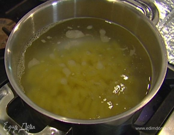 Макароны отварить подсоленной воде, затем воду слить и сохранить.