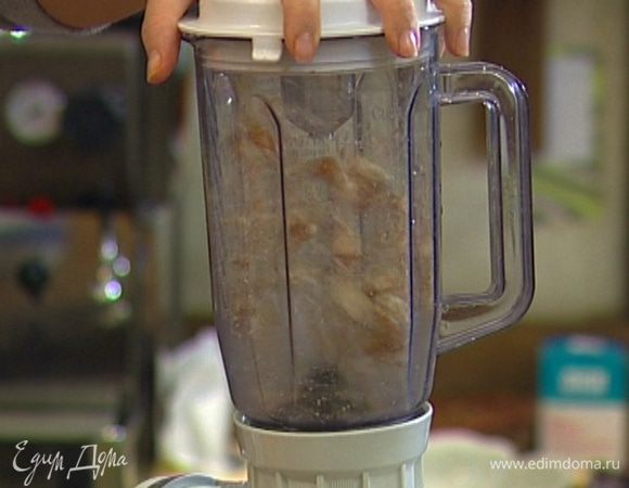 Миндаль измельчить в блендере.