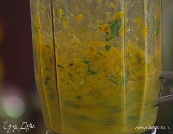 Добавить в блендер сладкий перец, петрушку, тархун, оливковое масло и все измельчить. 