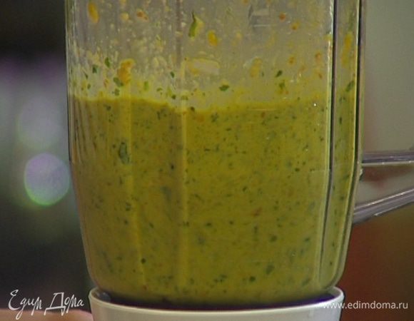 Соус посолить и поперчить, всыпать пармезан, 2 ст. ложки воды, в которой варились макароны, и взбить все в кремовую массу.