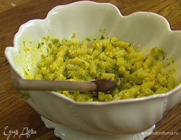 Заправить макароны соусом, добавив немного жидкости, в которой они варились, и подавать тут же!