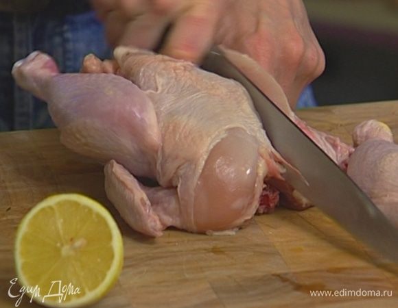Тушки цыплят разрезать вдоль брюшка, отбить так, чтобы они стали плоскими по форме.