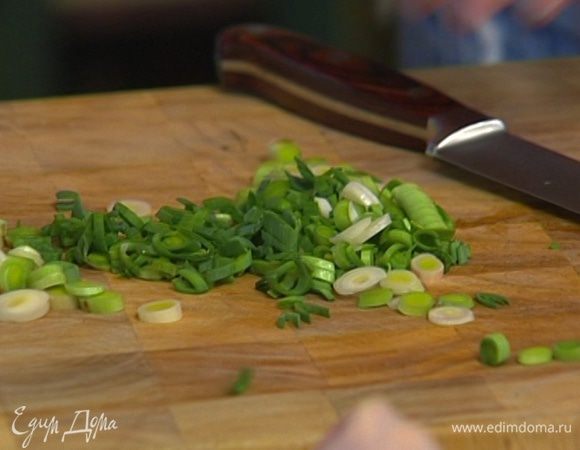 Побеги чеснока тонко нарезать наискосок.