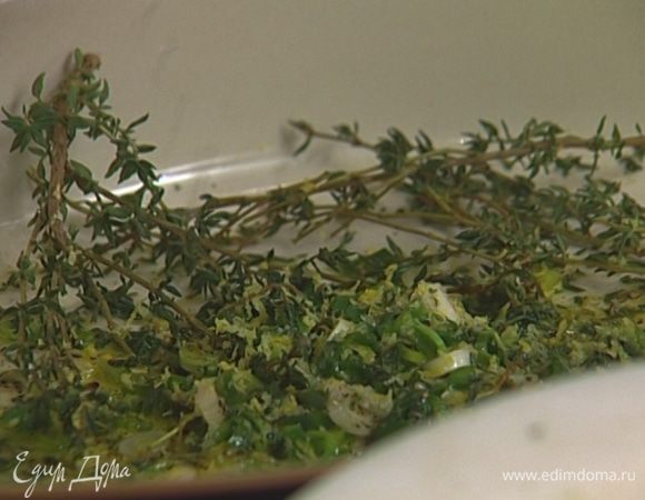Приготовить маринад, соединив чеснок, растительное масло, половину сока лимона, лимонную цедру и растертые специи с тимьяном.