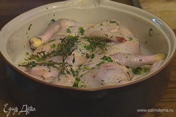 Обмазать цыплят маринадом, уложить в глубокую посуду, плотно закрыть и оставить минимум на 30 минут мариноваться.