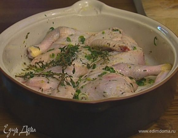 Обмазать цыплят маринадом, уложить в глубокую посуду, плотно закрыть и оставить минимум на 30 минут мариноваться.