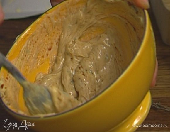 К оставшемуся маслу добавить 1 ч. ложку листьев тимьяна, щепотку свежемолотого перца и соевый соус и тоже тщательно перемешать.