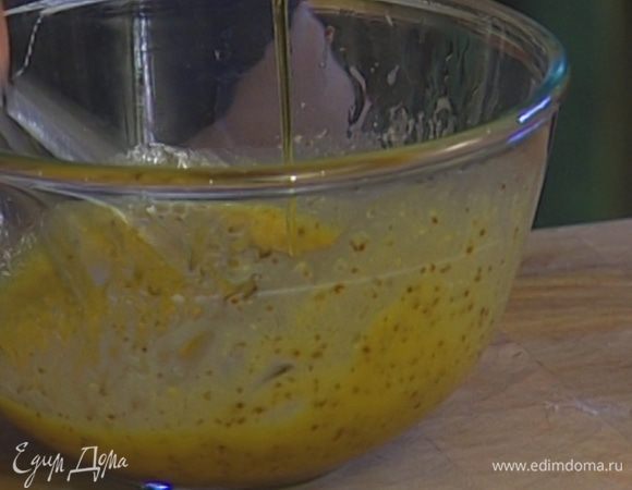 Приготовить соус: желтки комнатной температуры слегка взбить вместе с горчицей и уксусом. 