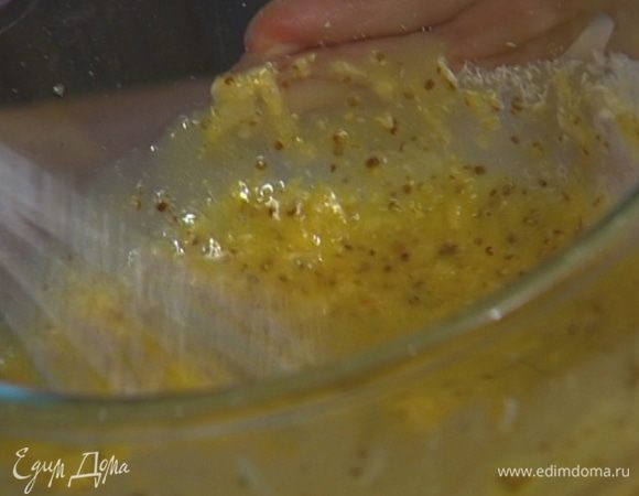 Продолжая взбивать, тонкой струйкой вливать оливковое масло, пока не получится густой соус, почти майонез. Добавить в соус натертый сыр и все перемешать.